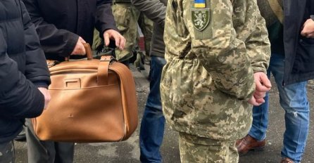 Prizor koji bi otopio i najhladnija srca: 80-godišnjak se pridružio vojsci Ukrajine, svi se rasplakali kad su vidjeli šta nosi u torbi