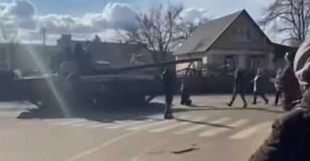 EMOTIVAN PRIZOR! Simbol ukrajinskog otpora: Čovjek se popeo na tenk, a zatim klečao pred njim