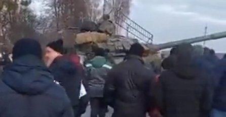 DA SE NAJEŽIŠ! Civili na sjeveru Ukrajine tijelima zaustavili ruski tenk: Stotine ljudi krenuli su hodati prema njemu