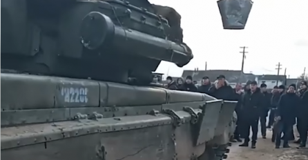 Civili na sjeveru Ukrajine stali pred ruski tenk (VIDEO)
