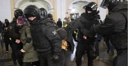 U Rusiji održana 44 protesta protiv napada na Ukrajinu, privedeno više od 900 ljudi