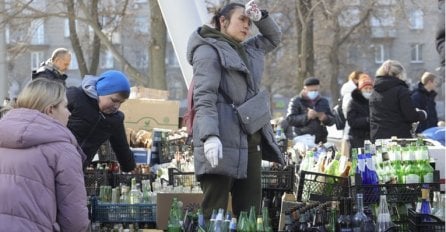 Ukrajinci masovno pripremaju molotovljeve koktele. Pogledajte fotografije