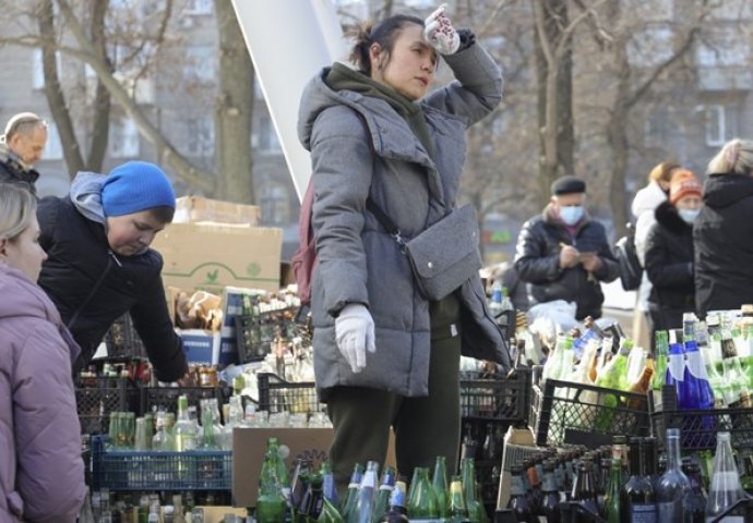 Ukrajinci masovno pripremaju molotovljeve koktele. Pogledajte fotografije