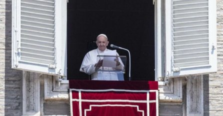 Papa prebačen u bolnicu, požalio se na zdravstveno stanje