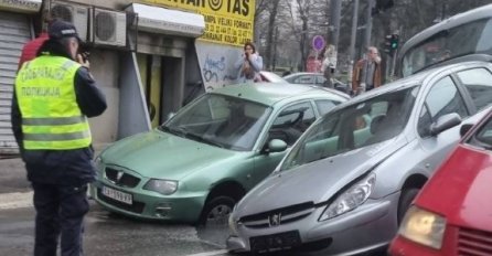„Otvorio“ se asfalt u centru Beograda, automobili propali u rupu