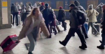 Potresne scene sa kijevske željezničke stanice, ljudi panično pokušavaju pobjeći 