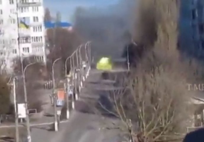 Ukrajinac snimao tenk iz zgrade, onda uslijedio napad (VIDEO)