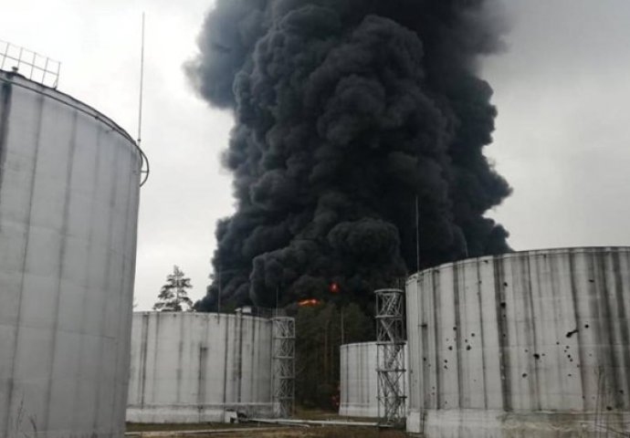 Ukrajinci objavili slike: Rusi pogodili veliko skladište dizela, sve se zapalilo