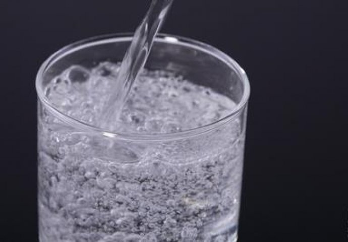 JESTE LI ZNALI:  Šta će desiti ako pijete kiselu vodu svaki dan