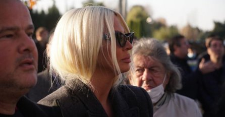 TUGA U PORODICI KARLEUŠE: "Otišla si, ja nemam kome da se požalim" Pjevačica POTRESENA I U BOLU!