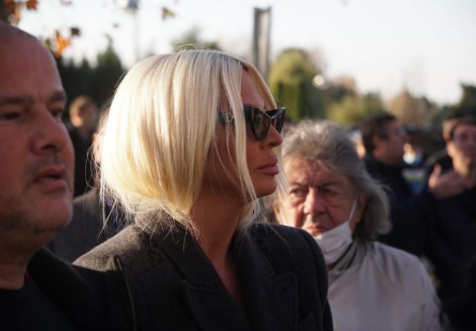 TUGA U PORODICI KARLEUŠE: "Otišla si, ja nemam kome da se požalim" Pjevačica POTRESENA I U BOLU!