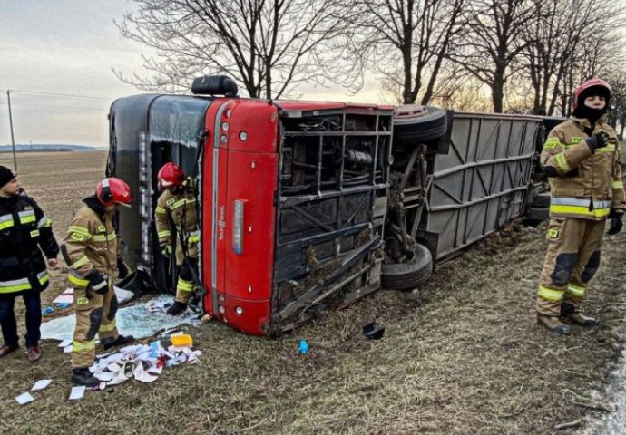Prevrnuo se autobus s ukrajinskim izbjeglicama, među ozlijeđenima i djeca (FOTO)