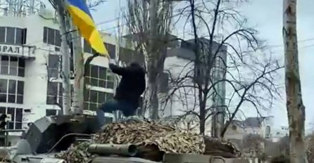 Ukrajinac se u okupiranom Hersonu popeo na ruski oklopnjak i mahao zastavom (VIDEO)