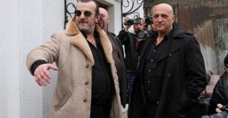 EVO ŠTA JE ACA LUKAS URADIO ČIM JE IZAŠAO IZ CRKVE: Skoro niko nije primijetio, kamera uhvatila sve (VIDEO)