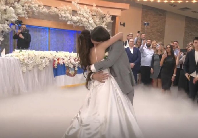 PRVI PLES MLADENACA RASPLAKAO SVE: Aca Lukas odmah uzeo mikrofon, evo kako je to izgledalo 