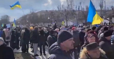 Ukrajinci izašli na ulice okupiranih gradova (VIDEO)