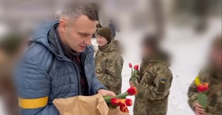 Vitalij Kličko na Dan žena vojnikinjama dijelio cvijeće