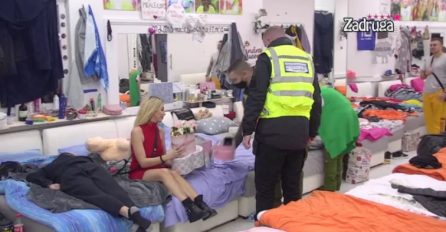 OBEZBJEĐENJE UŠLO U BIJELU KUĆU I ODMAH PRIŠLI ALEKSANDRI: Ona bez riječi, svi se okupili oko nje (VIDEO)