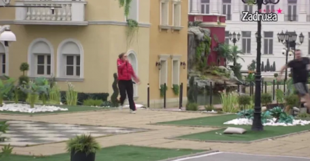 PUKLA TIKVA! ŽESTOKI OKRŠAJ, SASULI JEDNO DRUGOM SVE U LICE: On krenuo da je juri po imanju od bijesa (VIDEO)