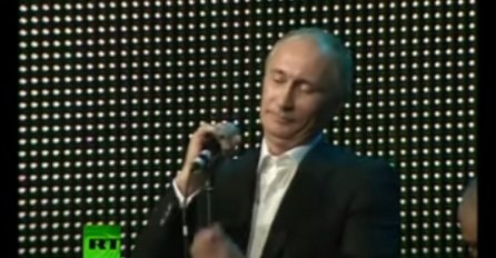 Urnebesni snimak Putina kako pjeva postao hit (VIDEO)
