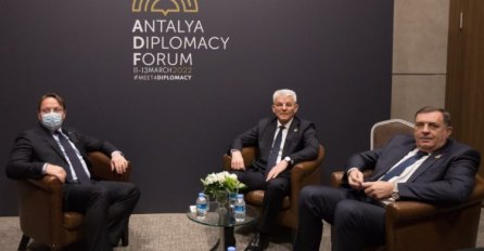 Članovi Predsjedništva BiH sastali se sa Várhelyjem