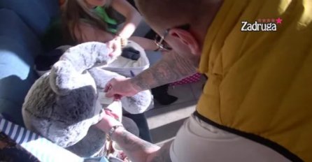 JANJUŠ DOBIO POKLON OD MAJE MARINKOVIĆ, NAPISALA MU 1 PORUKU: Zadrugari u nevjerici, OVO NIJE OČEKIVAO (VIDEO)