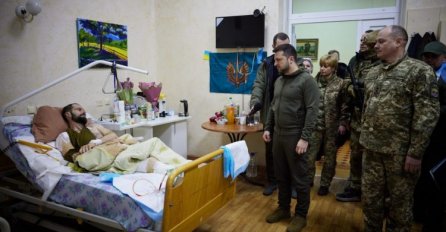 Zelenski napustio rezidenciju kako bi posjetio ranjene u bolnici