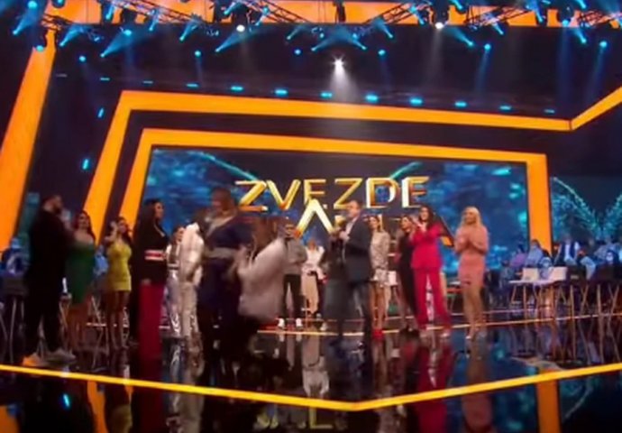 PROSUO SE NA SCENI KAO POKOŠEN: Pad voditelja Granda postao HIT NA DRUŠTVENIM MREŽAMA (VIDEO)