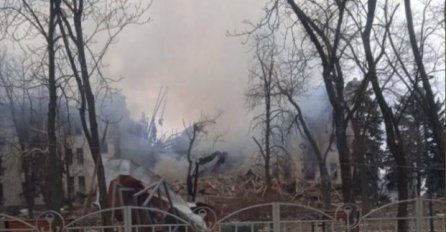 Rusi bombardovali teatar u kojem se skrivalo 1.000 civila, zgrada uništena