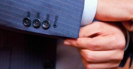 Znate li ČEMU SLUŽE DUGMIĆI NA RUKAVIMA SAKOA: Ne možete ni zamisliti kakvu svrhu oni imaju