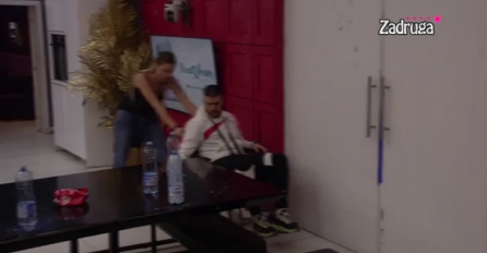 ALEKS U KOLICIMA, DEJAN JE VOZI PO BIJELOJ KUĆI: Nikome nije jasno šta se događa (VIDEO)