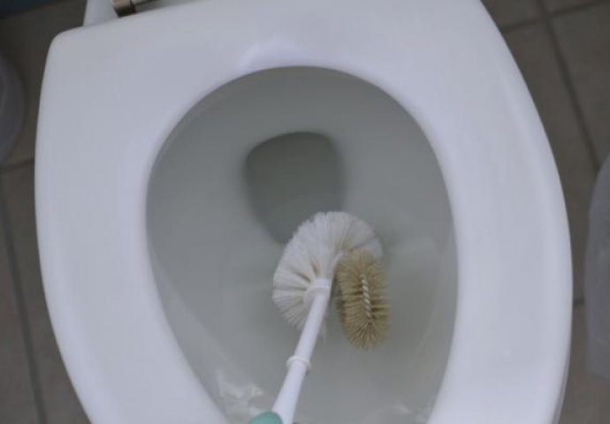 NE MORATE JE NI DODIRNUTI: Ovako se najlakše čisti četka za WC šolju, samo je potopite u ovu smjesu
