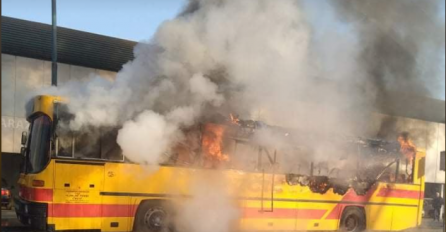 U Lukavcu u potpunosti izgorio autobus, požar zahvatio i vozila na parkingu