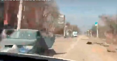 Pogledajte snimku iz auta koji juri ulicama Mariupolja, pucnjava posvuda (VIDEO)