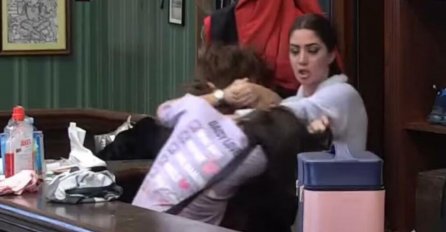 KARAMBOL U ZADRUZI -  IRMA I MARTINA U KLINČU:  Niko ne može da ih odvoji, pljušte uvrede - OBEZBJEĐENJE REAGOVALO (VIDEO)