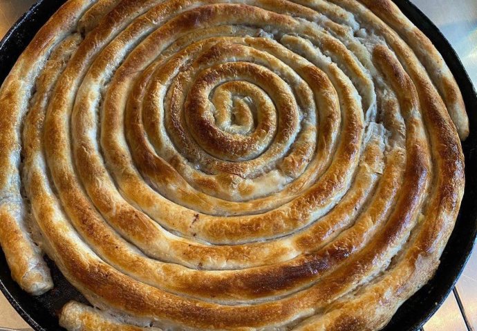 PRAVI DOMAĆI BUREK PO BOSANSKOM RECEPTU: Evo koliko tačno treba da stoji tijesto za pitu, JUFKA VAM NIKAD NEĆE PUCATI 