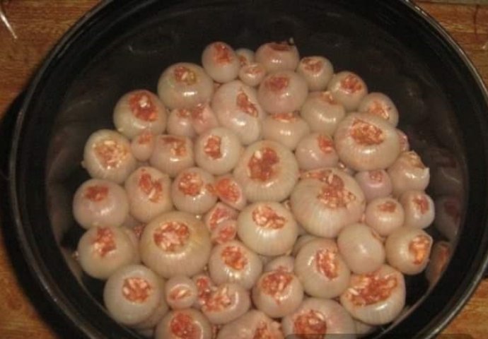 Ideja za iftar - PRIPREMITE TRADICIONALNO BOSANSKO JELO: Recept za Sogan dolmu ili lukovice