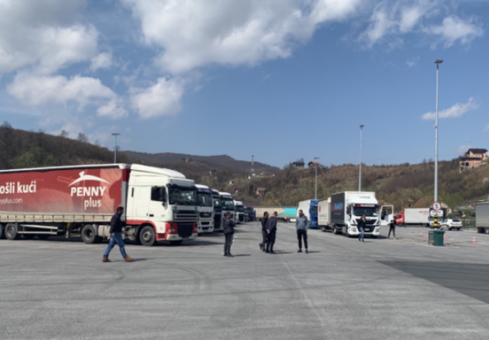 Štrajk uposlenika UIO prouzrokovao ogromne gužve na granicama i carinama (FOTO)