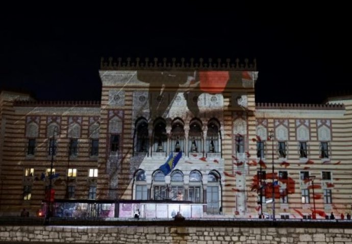 “Sarajevske ruže” na Vijećnici kao podsjetnik na opsadu glavnog grada BiH