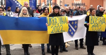 Cetinjani podržali Ukrajinu sjetivši se agresije na BiH, istakli i zastavu s ljiljanima