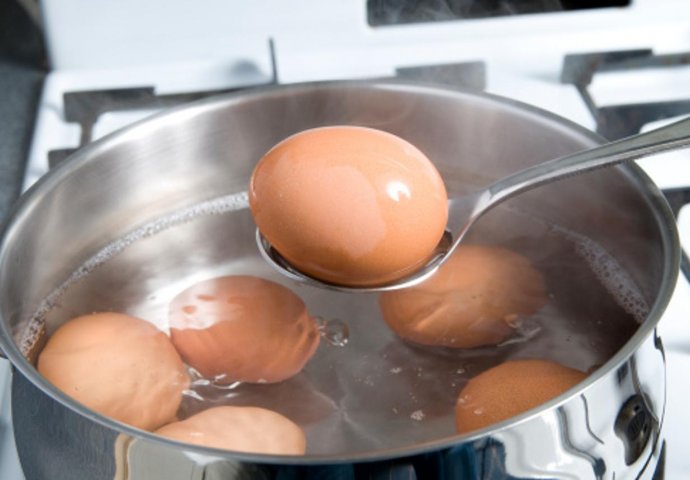 Jaja stavljate u hladnu ili ključalu vodu? STARINSKI SAVJET KAKO DA PRAVILNO SKUHATE JAJA - nikad ih lakše nećete oguliti (SAVJET)