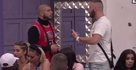 MENSUR SE ZALETIO NA DEJANA! KOLAPS U ZADRUZI: Svi skočili, pa on IZLETIO NAPOLJE