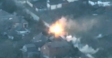 Ukrajina objavila snimku: "Ovako Azov uništava ruske tenkove"