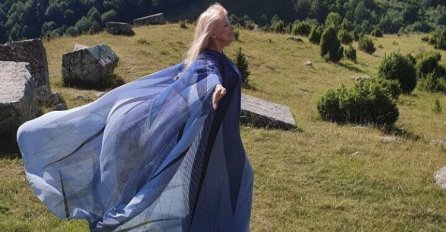 Hanka Paldum objavila sliku iz osnovne škole u Čajniču: Pogledajte kako je izgledala kao dijete