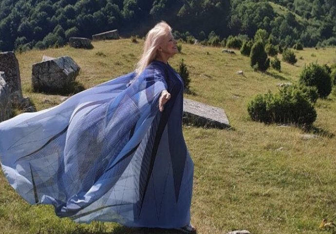 Hanka Paldum objavila sliku iz osnovne škole u Čajniču: Pogledajte kako je izgledala kao dijete