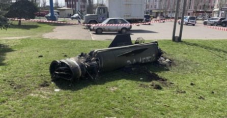 Na projektilu kojim je gađana željeznička stanica piše "Za djecu"