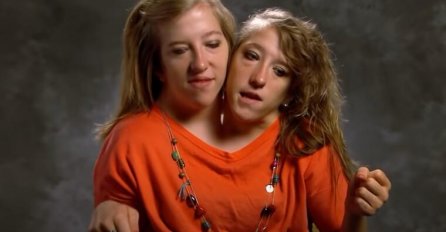 JEDNO TIJELO, A DVIJE GLAVE: Evo kako danas izgledaju i kako žive sijamske bliznakinje Ebi i Britani (32)! (VIDEO)