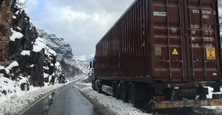 Zbog snijega i leda na kolovozu obustavljen saobraćaj na planinskom prevoju Rogoj