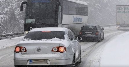 Stanje na cestama u BiH: Poledica na kolovozu, vozači oprez 