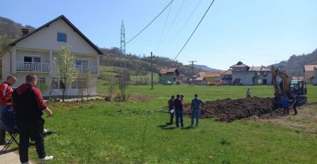 Bager u dvorištu nane Fate Orlović, na mjestu gdje je bila crkva traže se posmrtni ostaci